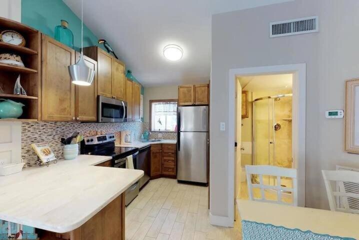 3 Bedroom 3 Bath Apartment *