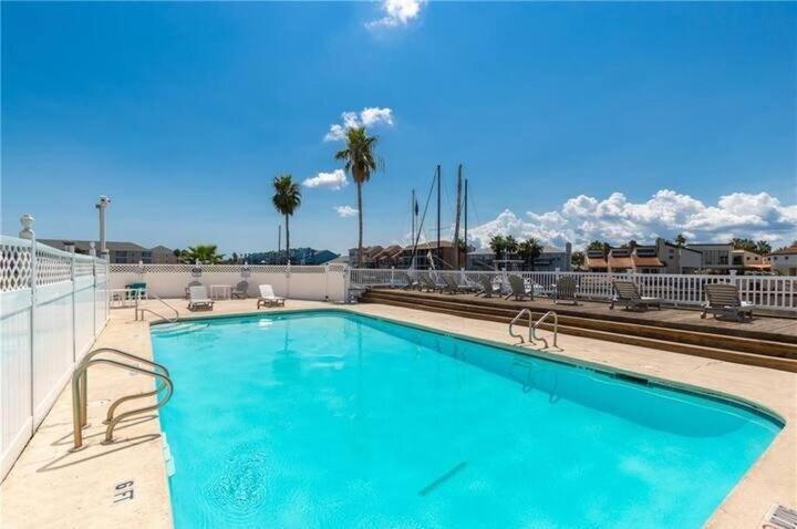 3 Bedroom 3 Bath Apartment *